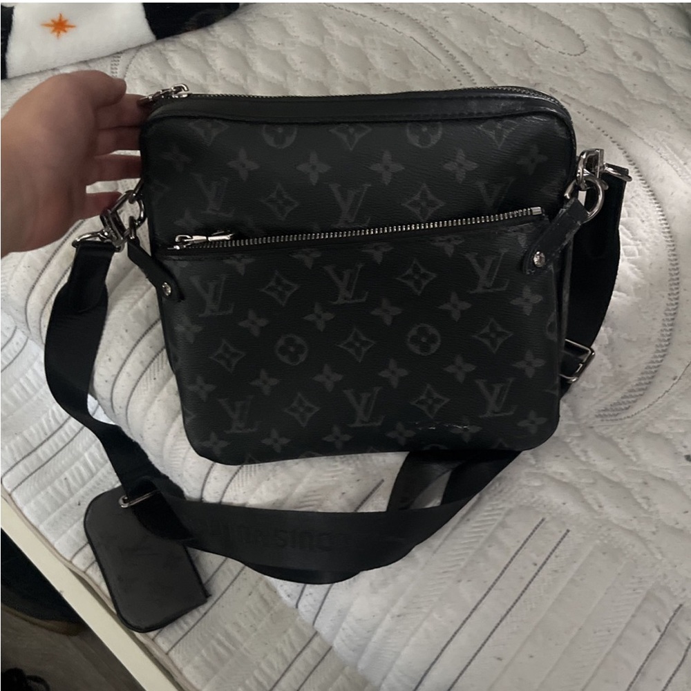 Louis Vuitton trio messenger bag good condition leather and nice
